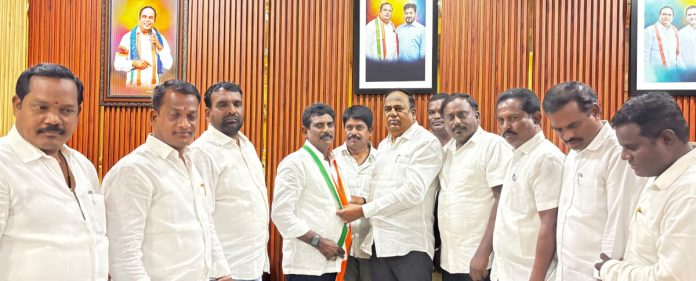 కాంగ్రెస్ పార్టీలో చేరిన రిటైర్డ్ ప్రభుత్వ ఉద్యోగి