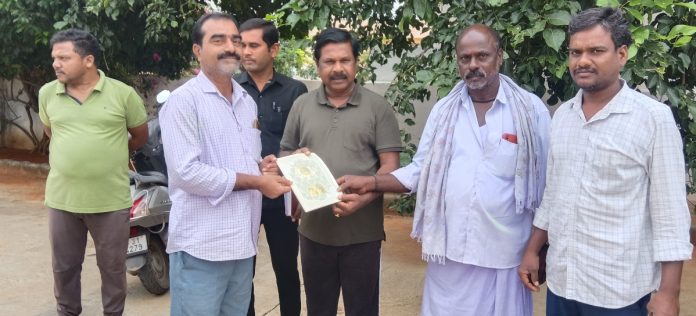 ఎమ్మెల్యేకు వివాహ పత్రిక అందజేత
