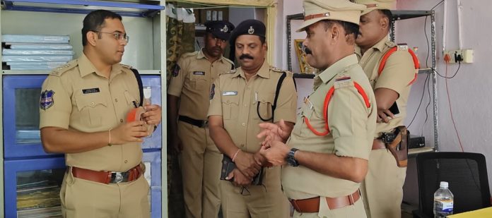 సైబర్ నేరాలు, రోడ్డు ప్రమాదాలపై చైతన్యం పెంచాలి