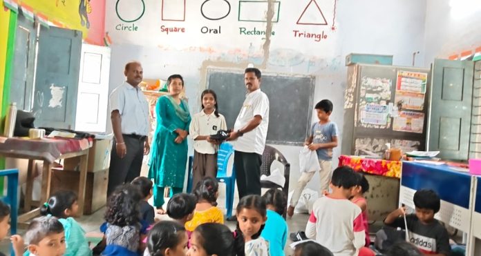 విద్యార్థులకు షూస్ పంపిణీ.