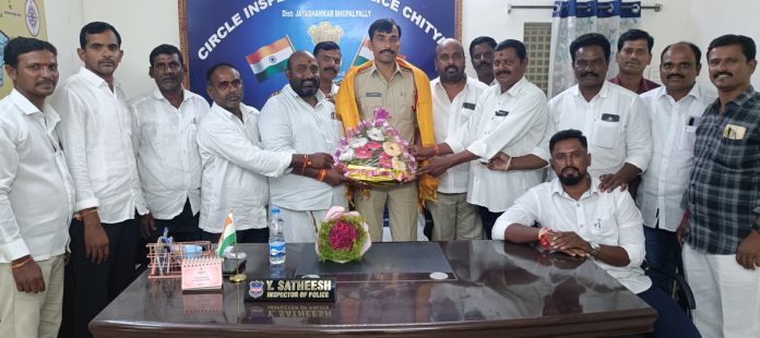 నూతన సీఐని కలిసిన కాంగ్రెస్ నాయకులు