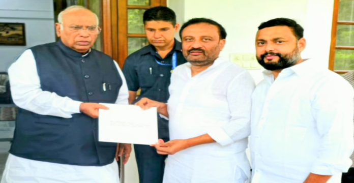 Jukkal MLA Thota met Mallikarjun Kharge in Delhi.