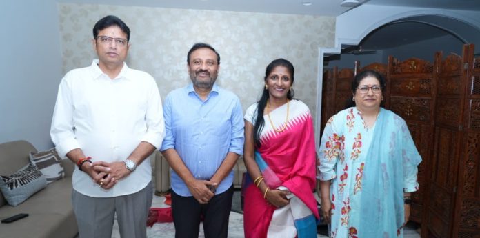 మంత్రి శ్రీధర్ బాబును కలిసిన ఎమ్మెల్యే తోట