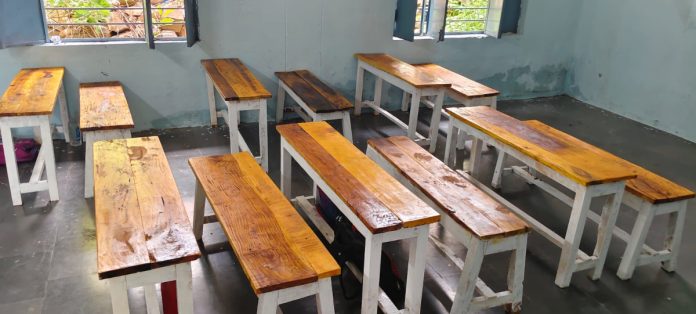 చండేగావ్ పాఠశాలకు బెంచీల వితరణ