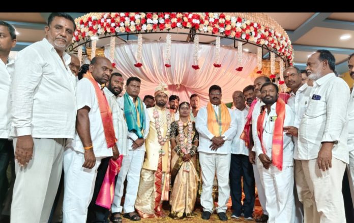 శుభకార్యాలలో పాల్గొన్న మాజీ ఎమ్మెల్యే షిండే