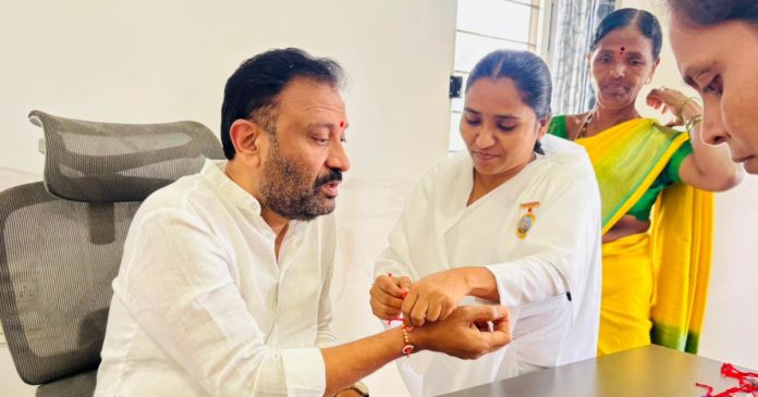 ఎమ్మెల్యేకు రాఖీ కట్టిన బీడీ కార్మికులు
