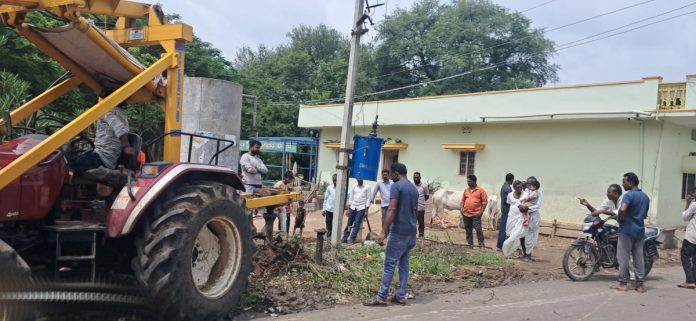 విద్యుత్ సమస్యను పరిష్కరించిన సర్పంచ్
