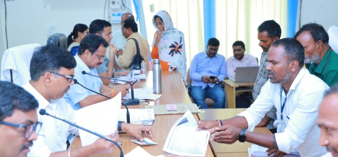 వెంచర్ రహదారిపై చర్యలు తీసుకోవాలంటూ కలెక్టర్ కు వినతి