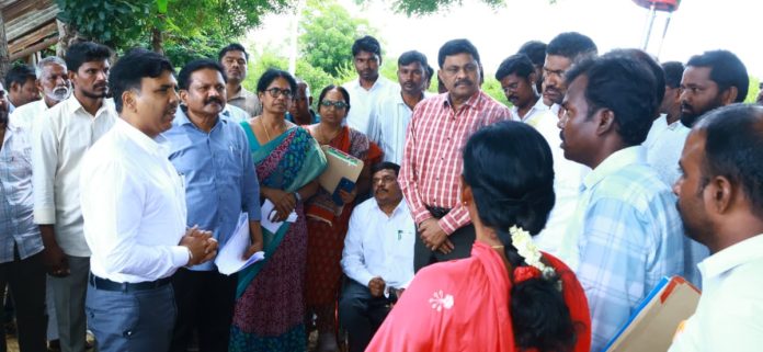 భూ రీ -సర్వే ప్రక్రియను పరిశీలించిన కలెక్టర్
