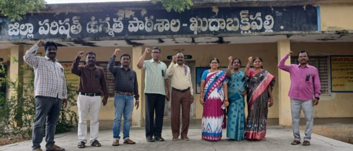 Teachers protest wearing black badges