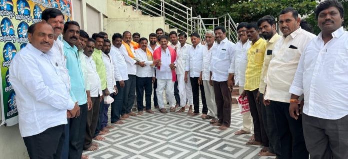 హనుమాన్ ఆలయ నిర్మాణానికి ప్రపోజల్ కాపీ అందజేత