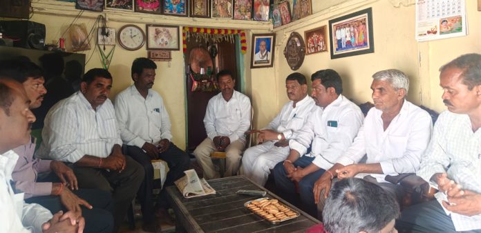 బాధిత కుటుంబాన్ని పరామర్శించిన మాజీ ఎమ్మెల్యే