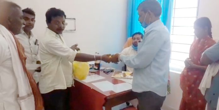 చిరంజీవి బర్త్డే.. రోగులకు పండ్లు పంపిణీ చేసిన అభిమాని