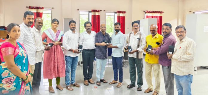 గోపాలమిత్రలకు కృత్రిమ గర్భధారణ పరికరాల పంపిణీ