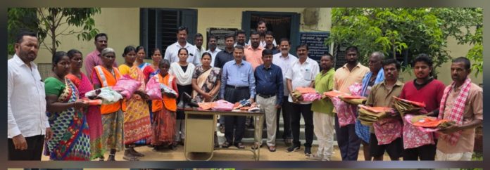 పంచాయతీ సిబ్బందికి దుస్తులు పంపిణీ