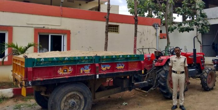 అక్రమ ఇసుక ట్రాక్టర్ పట్టివేత