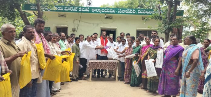హమాలీలకు దుస్తులు పంపిణీ