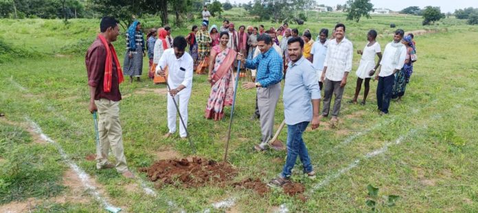రాంసింగ్ తాండాలో ఫార్మ్ పాండ్ నిర్మాణ ప్రారంభం