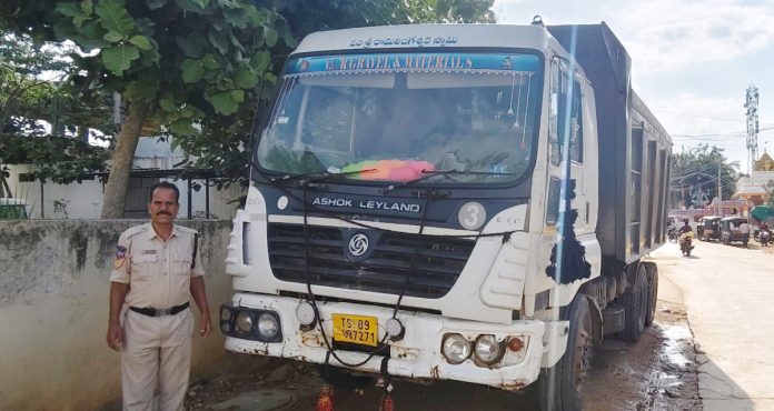 అక్రమ ఫిల్టర్ ఇసుక టిప్పర్ పట్టివేత