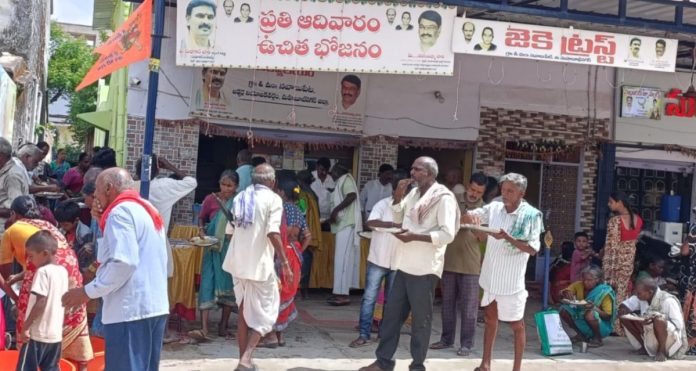 వందో ఆదివారానికి చేరిన జేకే ట్రస్ట్ ఉచిత భోజనం