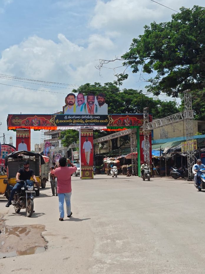 బోనాల పండగ ఫ్లెక్సిలో..ఫోటోల గండి..!