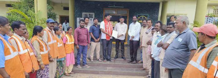 మున్సిపల్ కార్మికుల తగ్గించిన వేతనాల ఎండార్స్మెంట్ను రద్దు చేయాలి