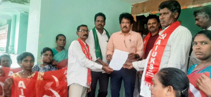 Farmers who have suffered losses due to a lack of rainfall must be supported.