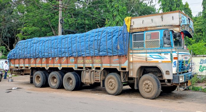 అక్రమ రేషన్ రవాణా లారీ సీజ్