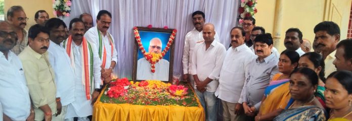 విశ్వనాథ ప్రసాద్ రాజుకు నివాళులర్పించిన మంత్రి తుమ్మల
