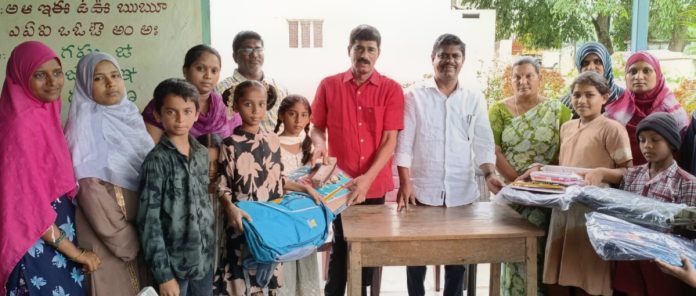 పొంగులేటి ట్రస్ట్ ద్వారా విద్యార్థులకు విద్యాసామాగ్రి పంపిణీ