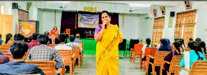 స్పష్టమైన లక్ష్యంతో విద్యార్థులు ముందుకు సాగాలి