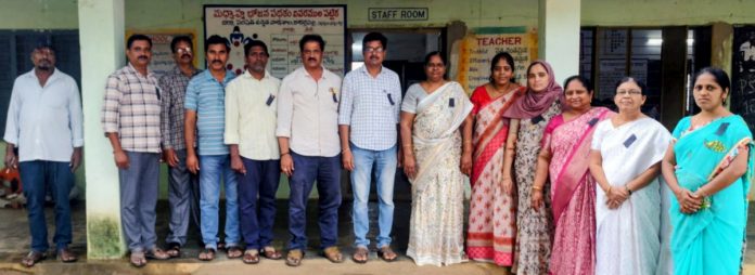 నల్ల బ్యాడ్జీలతో ఉపాధ్యాయుల నిరసన