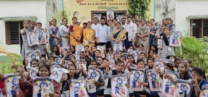 ప్రభుత్వ బాలికల జూ. కళాశాలలో నోట్బుక్స్, బ్యాగ్స్ పంపిణీ