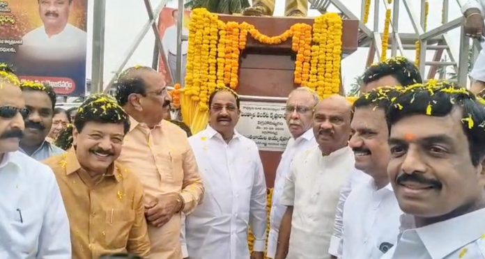 మాజీ ఎమ్మెల్యే ‘పెండ్యాల’ విగ్రహావిష్కరణలో మంత్రి తుమ్మల