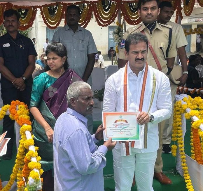 హాస్టల్ సేవలకు దక్కిన ప్రశంస పత్రం