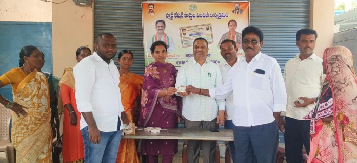లబ్దిదారులకు స్మార్ట్ రేషన్ కార్డులు పంపిణీ