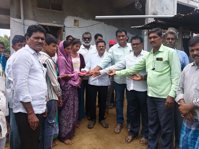 గుండెపోటుతో వ్యక్తి మృతి.. కుటుంబానికి అండగా విద్యుత్ శాఖ