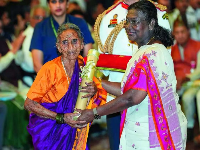తోలుబొమ్మలాట కుజీవం పోస్తున్న భీమవ్వ