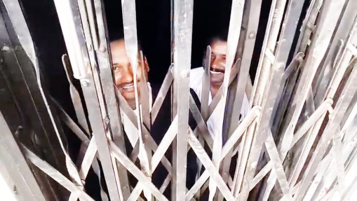 లిఫ్ట్ లో చిక్కుకున్న న్యాయవాదులు