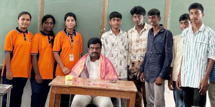 వ్యాయామ ఉపాధ్యాయుడికి సన్మానం