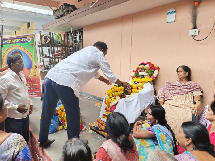 చంద్రశేఖర్ స్వామి మృతికి ఎమ్మెల్యే బీర్ల అయిలయ్య నివాళి