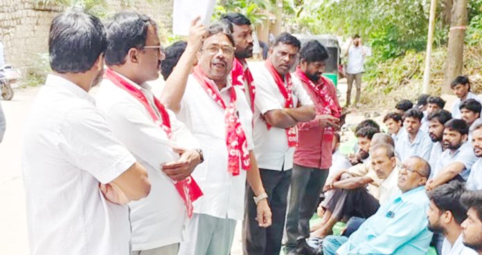 కార్మికుల తొలగింపు నిర్ణయాన్ని వెనక్కి తీసుకోవాలి