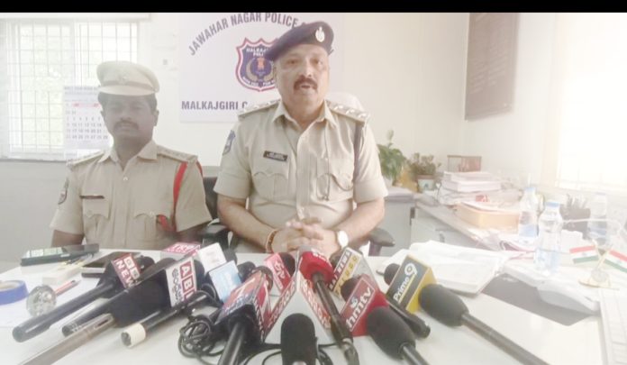 కర్రలతో కొట్టి.. బూట్లతో తొక్కి..