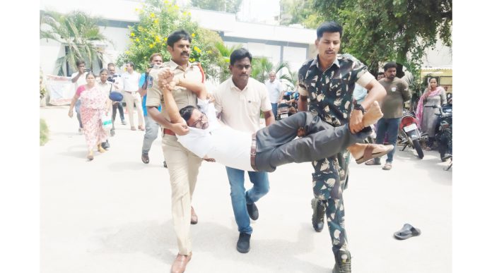 ఇండ్ల లబ్దిదారుల లిస్టులో పేర్ల తొలగింపుపై ఆగ్రహం