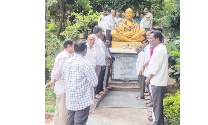 చేనేతకు ప్రత్యేక బడ్జెట్ కేటాయించాలి