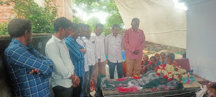 నవతెలంగాణ రిపోర్టర్ తండ్రి మృతికి జర్నలిస్టుల సంఘాల నేతల నివాళి