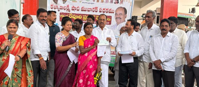 పార్టీలకతీతంగా కళ్యాణలక్ష్మి చెక్కుల పంపిణీ: ఎమ్మెల్యే రేవూరి