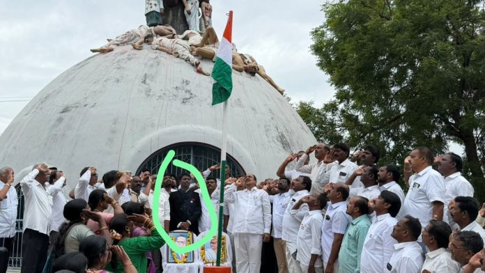 స్వాతంత్ర్య వేడుకల్లో మున్సిపల్ అధికారుల తీరుపై విమర్శలు