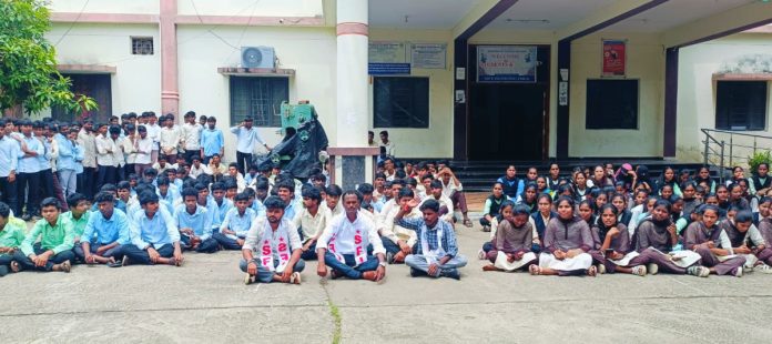 SFI holds protest in front of Parkal Polytechnic.