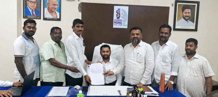 ముదురుతున్న జాతీయ జెండా వివాదం